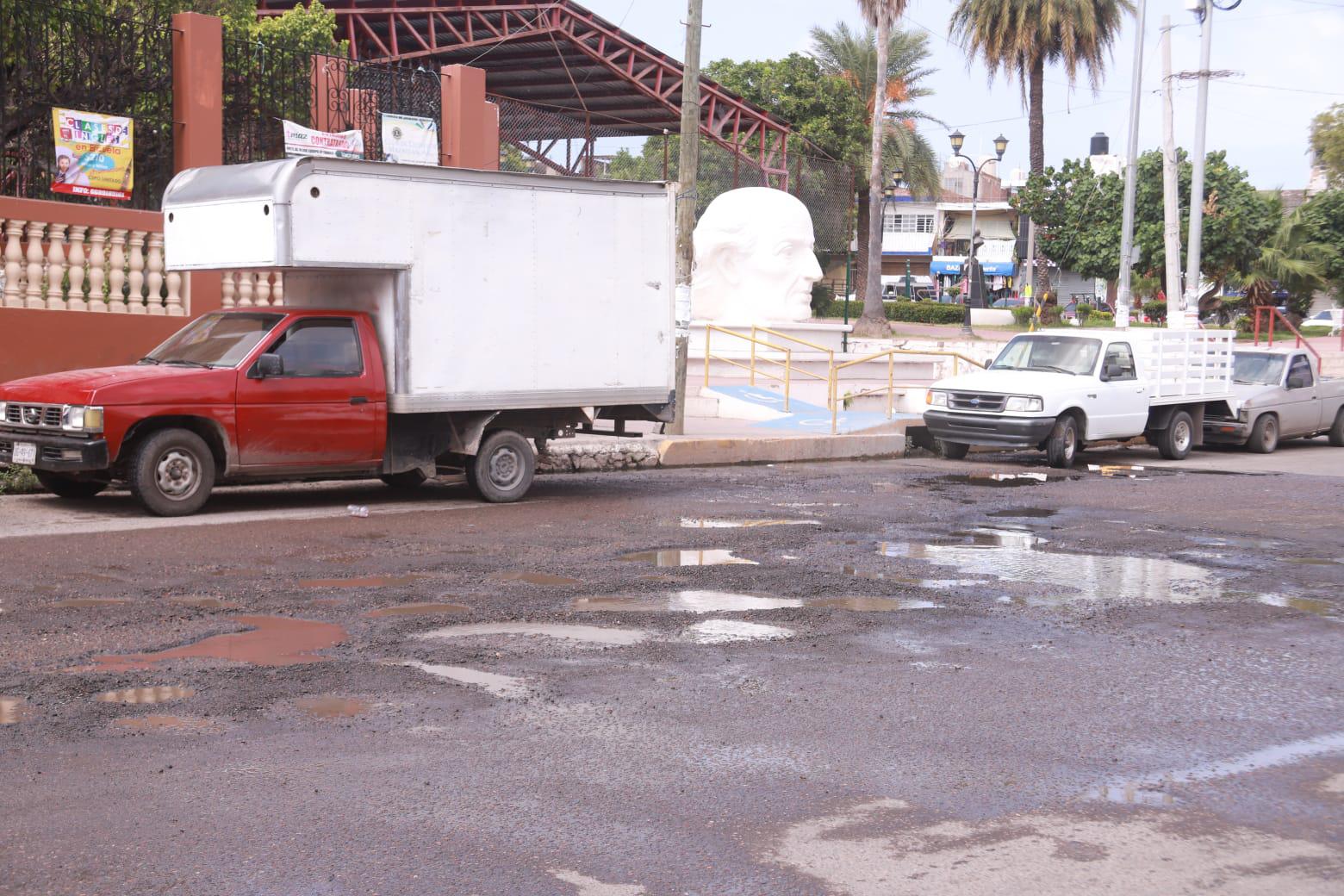 $!Reaparecen los baches en esquina del mercado de la Juárez, en Mazatlán