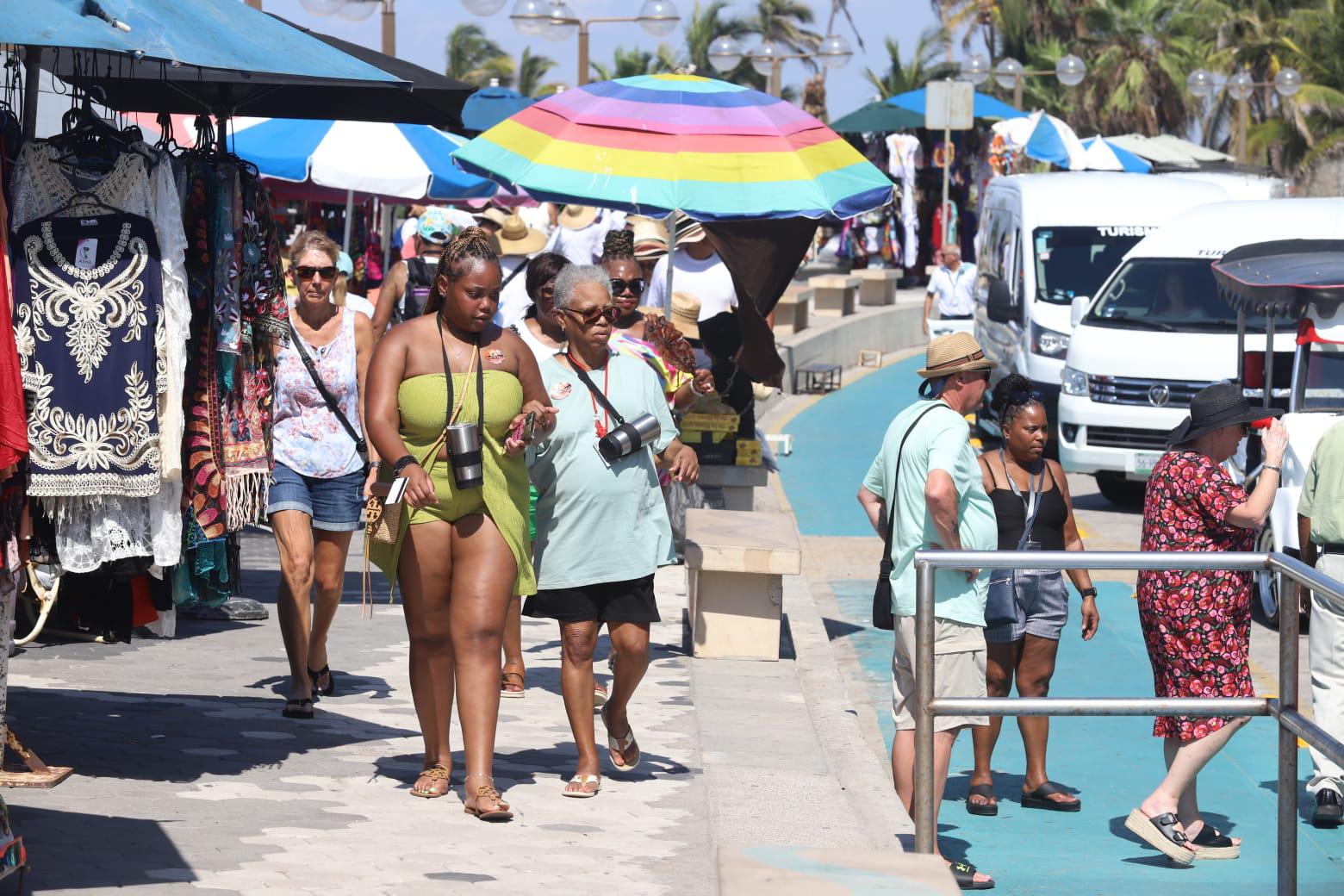 $!Por segundo día, llegan dos cruceros turísticos a Mazatlán, con 6 mil 478 pasajeros