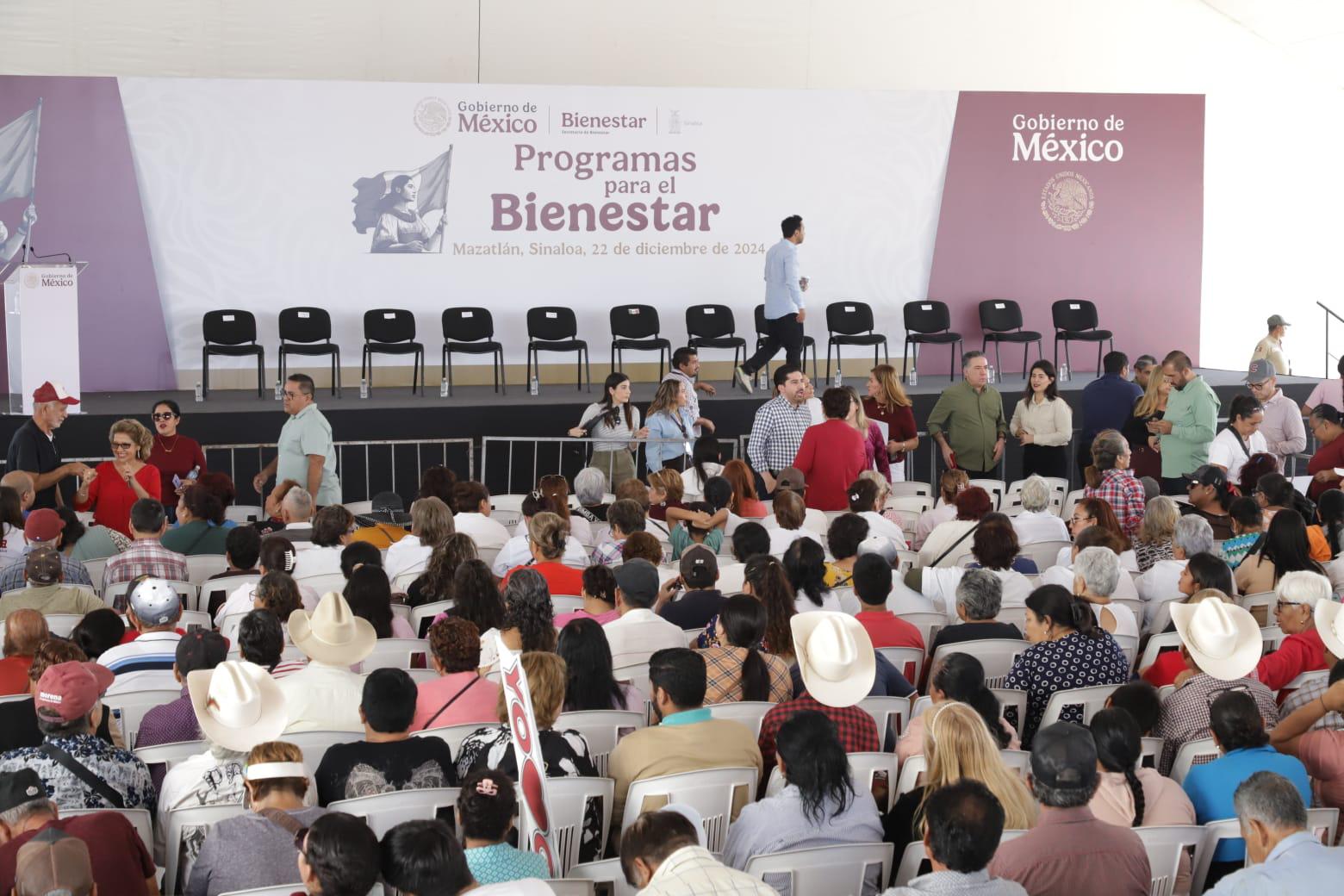 $!Llegan cientos a evento de Programas del Bienestar con Claudia Sheinbaum en Mazatlán