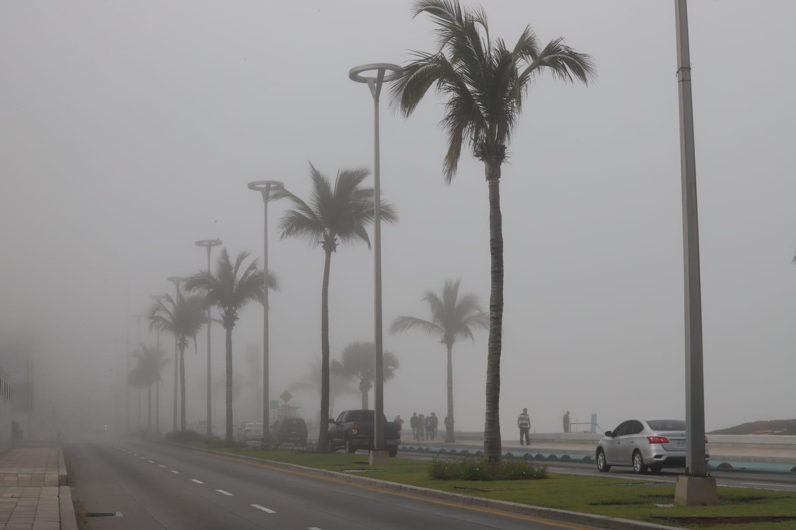 $!Amanece bahía de Mazatlán cubierta de niebla