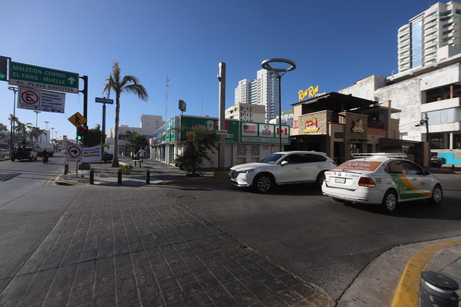 $!Cambian sentido de la avenida Playa Gaviotas en la Zona Dorada de Mazatlán