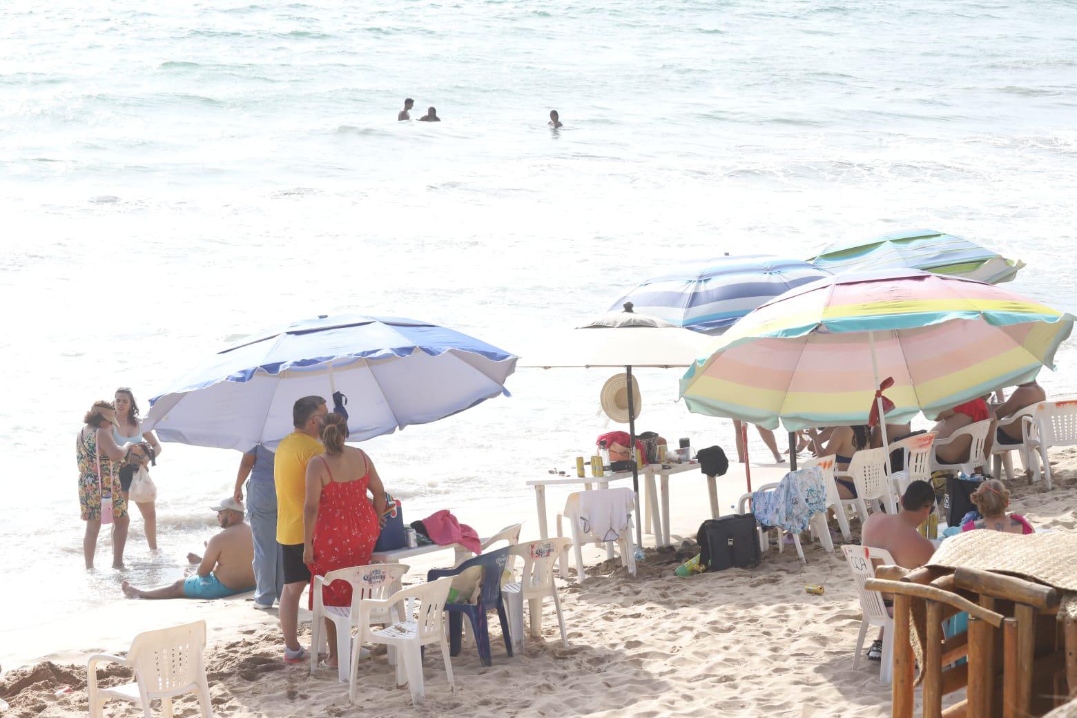 $!Playas de Mazatlán lucen concurridas la tarde de este jueves