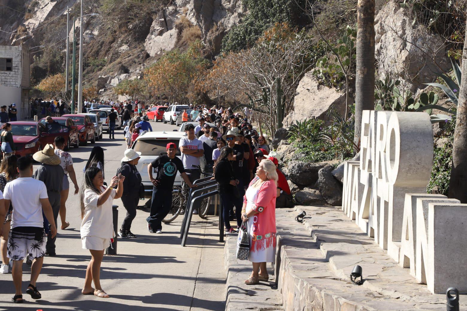 $!Carnaval atrae a cientos de visitantes al faro de Mazatlán