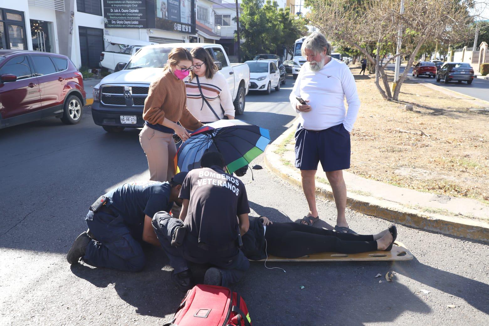 $!Camioneta arrolla a mujer en moto en la Insurgentes, en Mazatlán