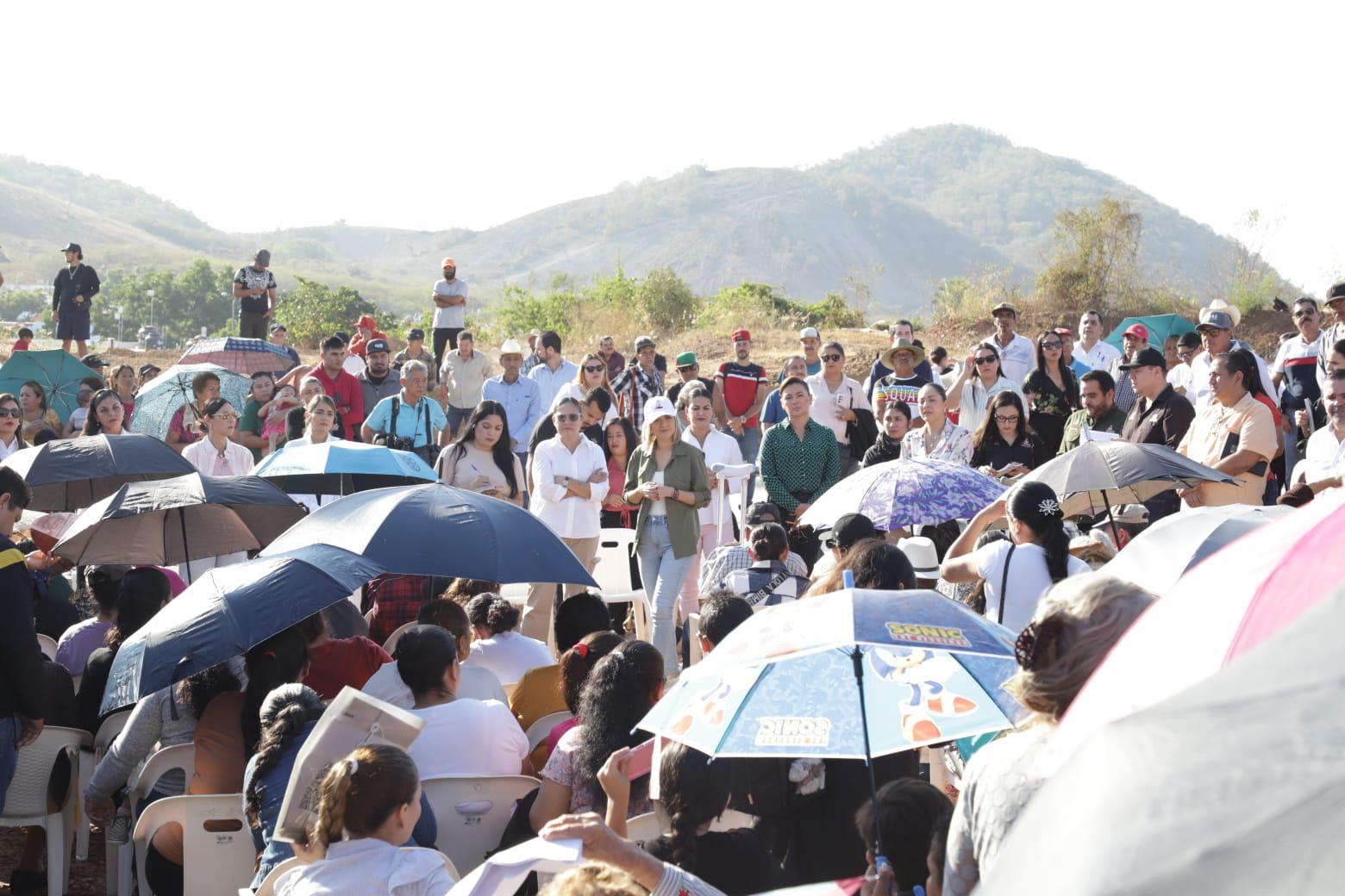 $!Encabeza Alcaldesa de Mazatlán reunión ríspida con desplazados por violencia en fraccionamiento CVive