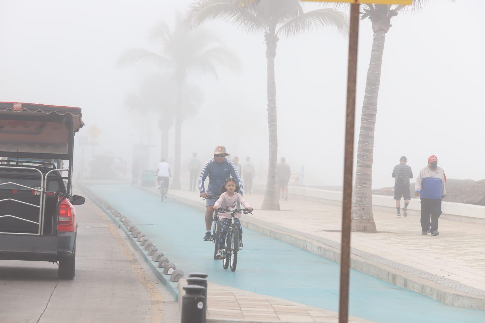 $!Amanece bahía de Mazatlán cubierta de niebla