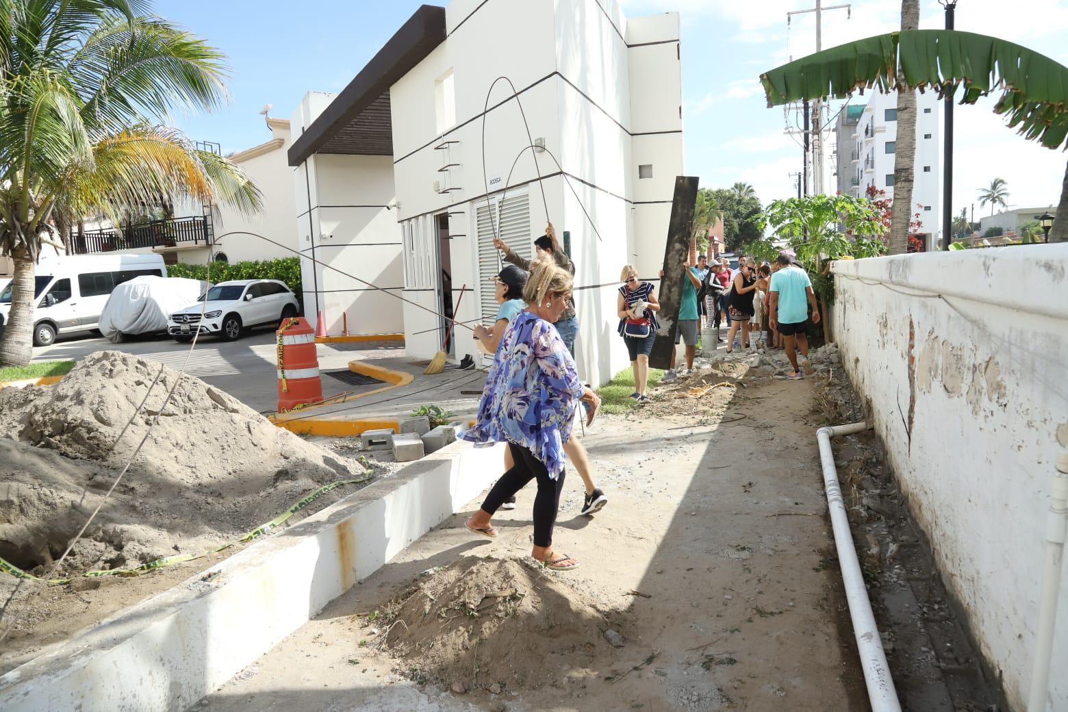 $!Vecinos de Sábalo Cerritos derrumban barda colocada por torre de condominios; piden se respete su derecho de acceso a la playa