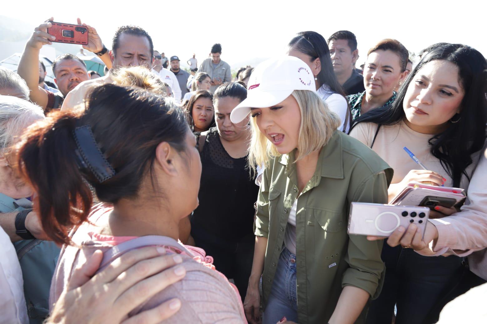 $!Encabeza Alcaldesa de Mazatlán reunión ríspida con desplazados por violencia en fraccionamiento CVive