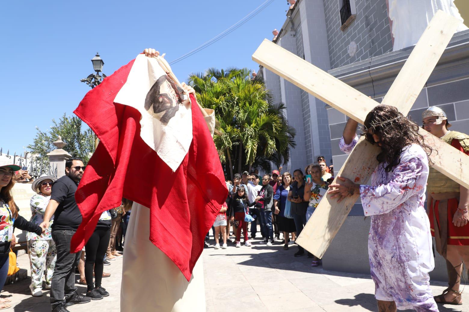 $!Escenifican el Viacrucis en el atrio de la Catedral de Mazatlán