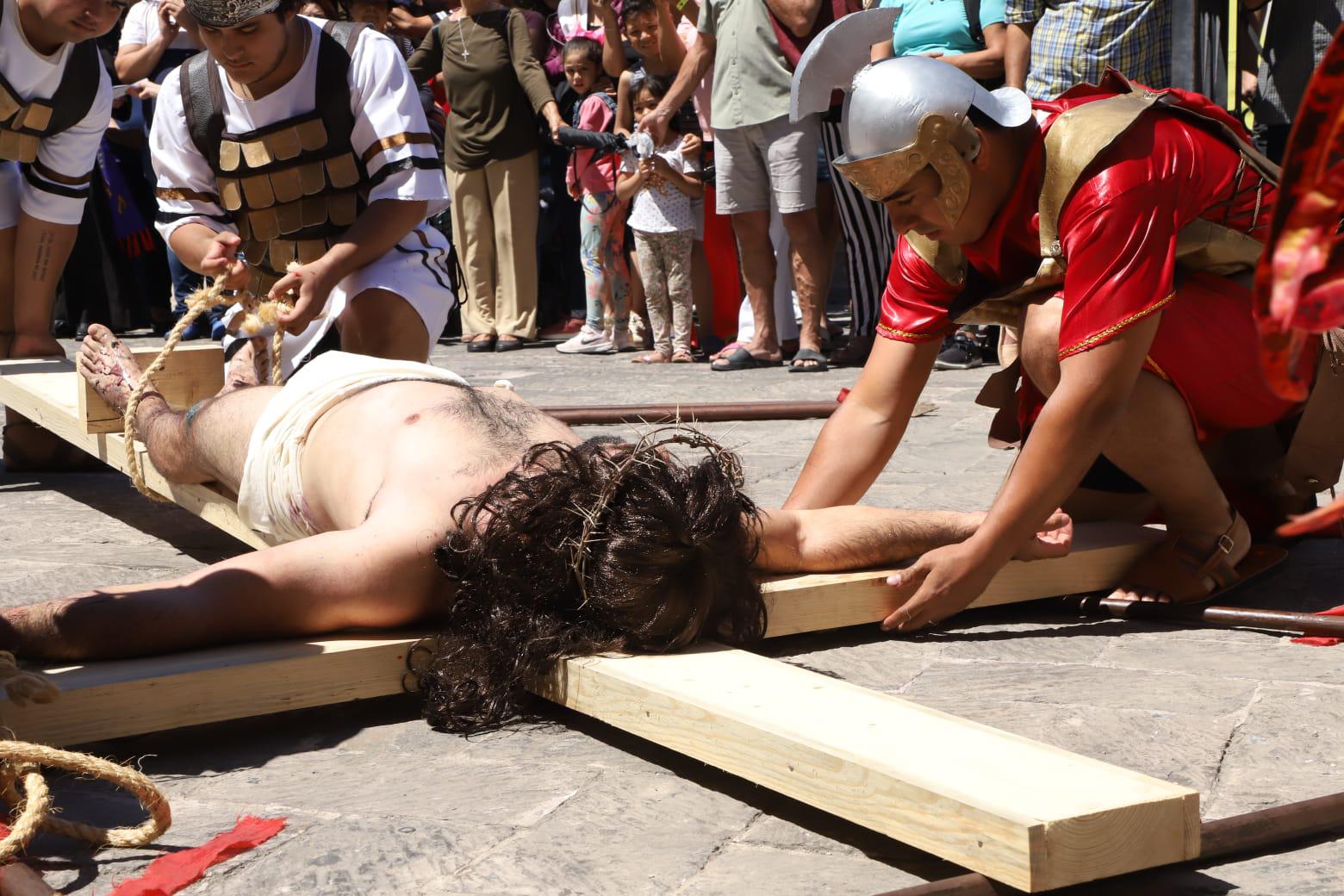 $!Escenifican el Viacrucis en el atrio de la Catedral de Mazatlán