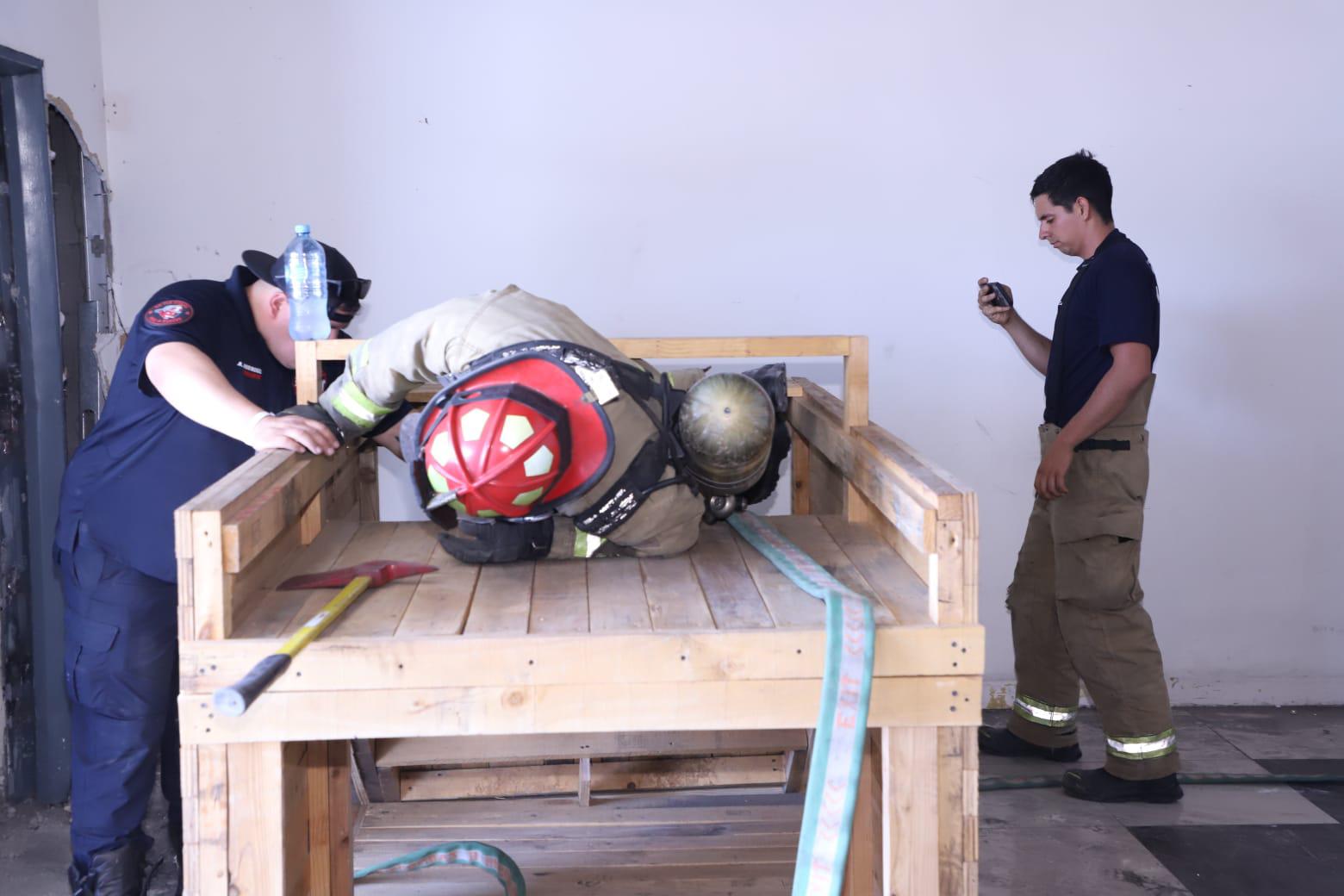 $!Bomberos Mazatlán reciben capacitación de ‘autorescate’ por Bomberos de Tijuana