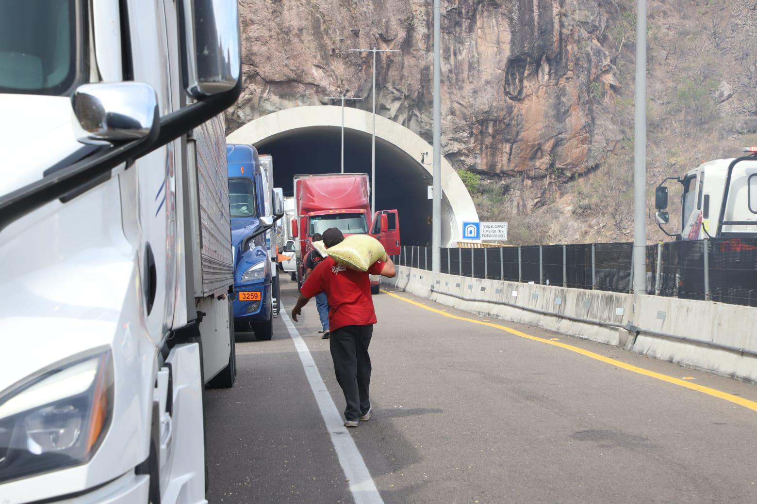 $!Se incendia tractocamión en el túnel El Carrizo II de la Durango-Mazatlán; muere un chofer y otro huye