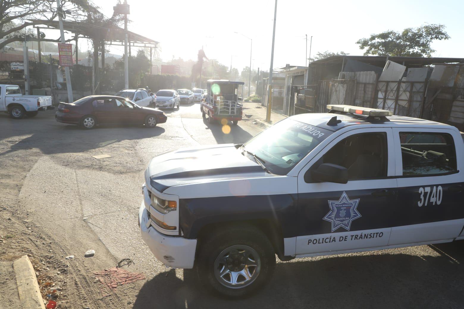 $!Bloqueo de la avenida Pino Suárez provoca caos vial en el sur de Mazatlán