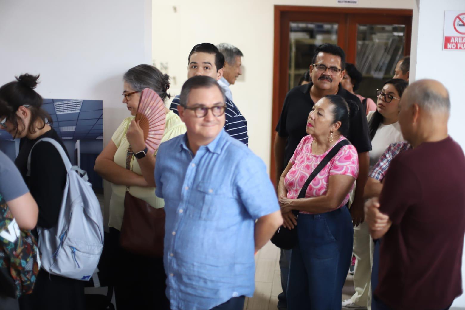 $!El público llega minutos antes de iniciar la charla sobre los chinos en Mazatlán.