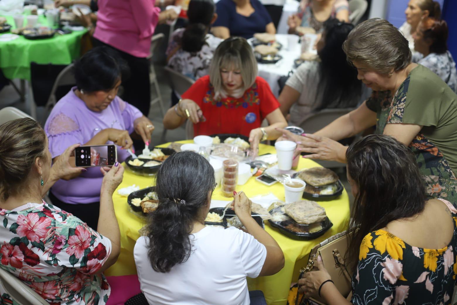 $!Las damas tuvieron la oportunidad de convivir en el desayuno.