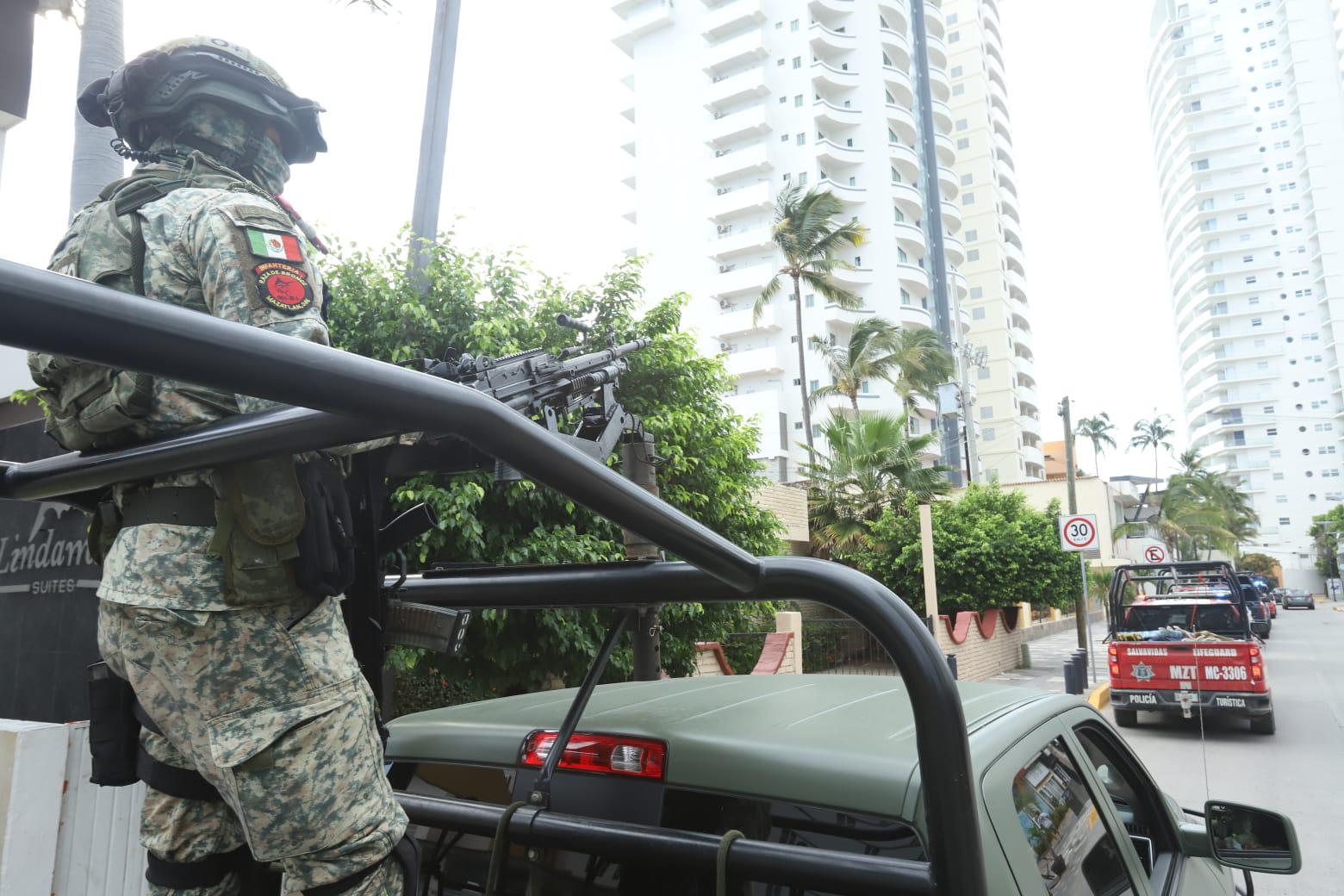 $!Asesinan a uno a balazos en plena playa de Zona Dorada de Mazatlán