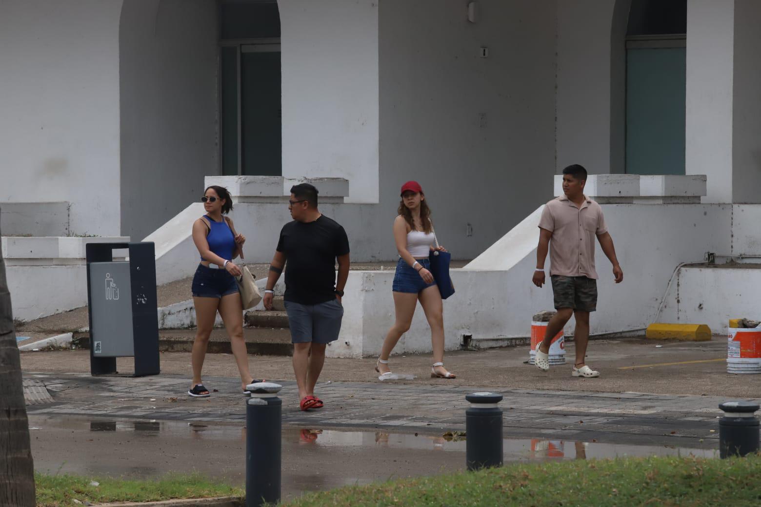 $!Turistas salen a disfrutar de Mazatlán después de las fuertes lluvias