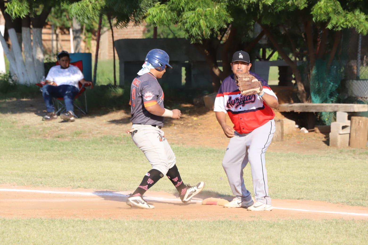 $!Familia Velarde empata semifinales de Liga de Beisbol Meseros