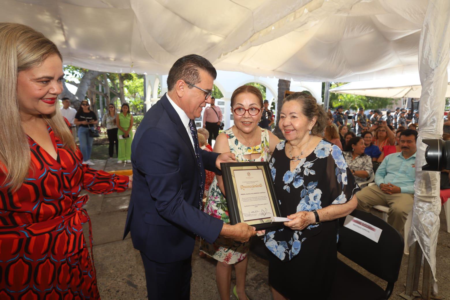 $!Alicia Villanueva Castelo recibe su distinción.