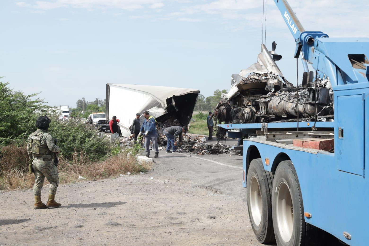 $!Hallan a 5 hombres sin vida cerca de bloqueo en la Mazatlán-Culiacán; liberan carril al sur