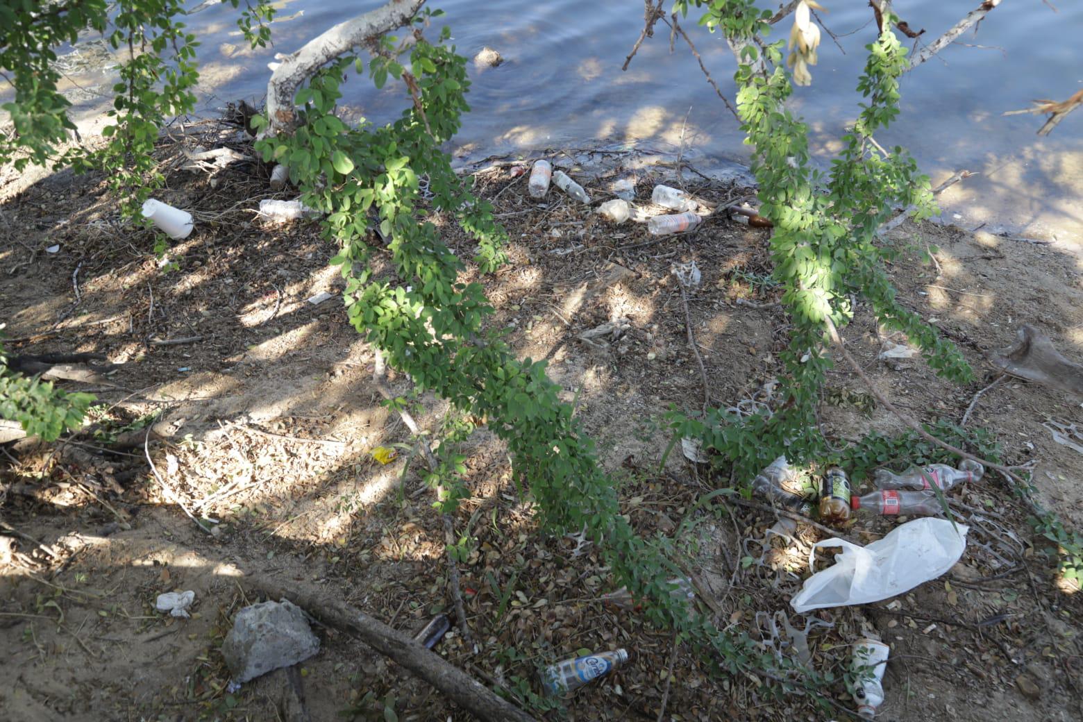 $!Pese a limpieza de colectivos, el Estero del Yugo vuelve a amanecer repleto de basura