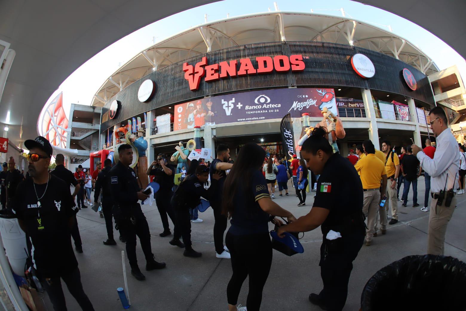 $!Cientos de aficionados comienzan a ingresar al Estadio Teodoro Mariscal