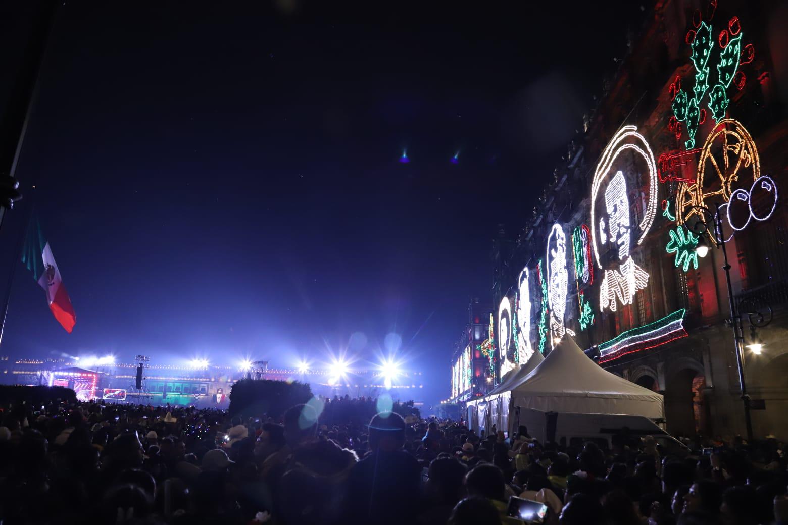 $!La iluminación festiva de los emblemáticos edificios enmarcó la presentación de la agrupación mazatleca.