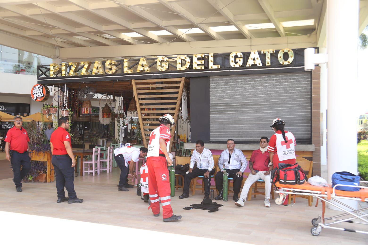 $!Evacuan Galerías Mazatlán tras incendio en área de comida