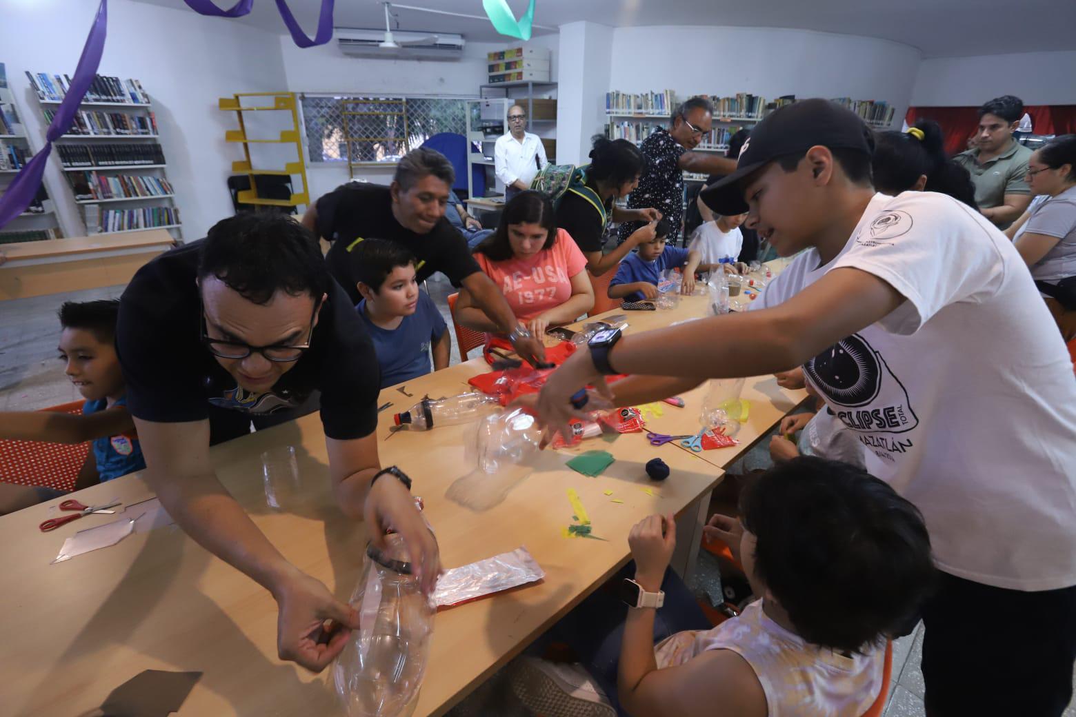 $!Imparten charla y taller de cohetes hidropropulsados a niños en Mazatlán