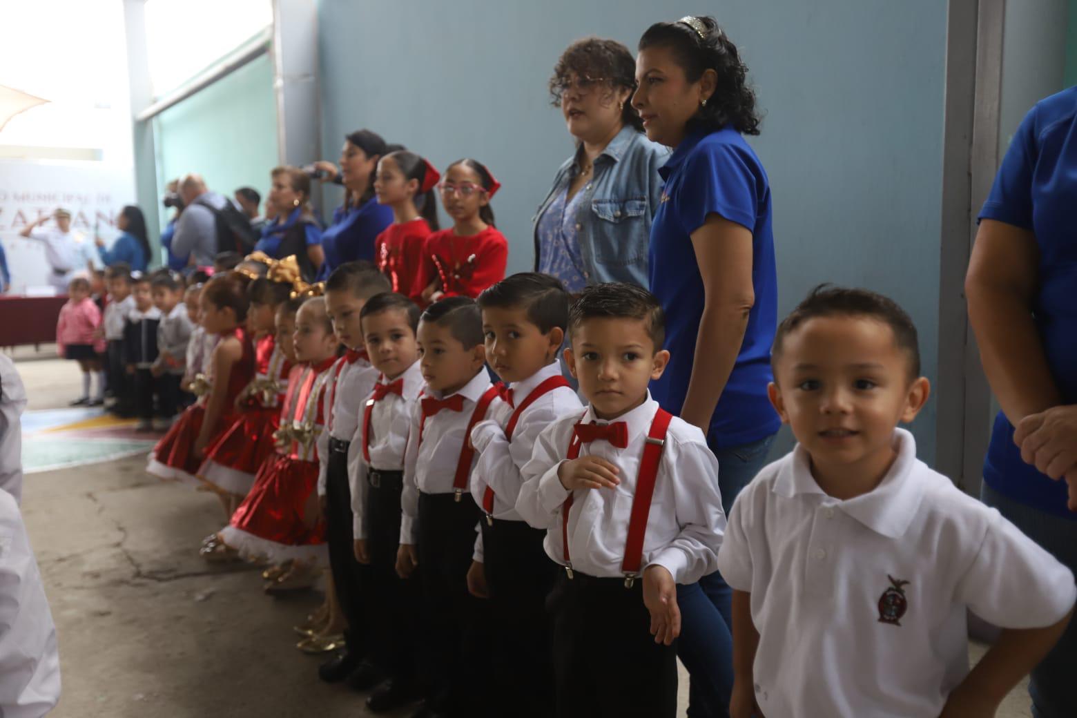 $!Celebran Lunes Cívico en jardín de niños del Centro de Mazatlán