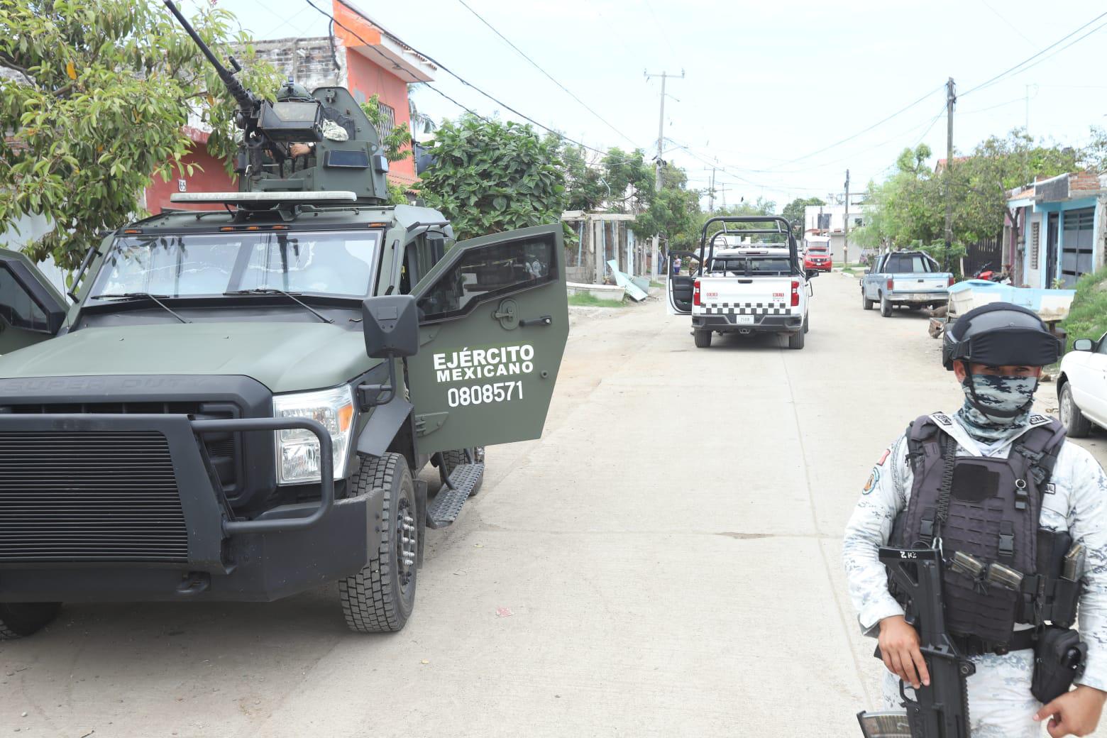 $!Fuerzas Federales aseguran toma clandestina de combustible en bodega de colonia Loma Atravesada en Mazatlán