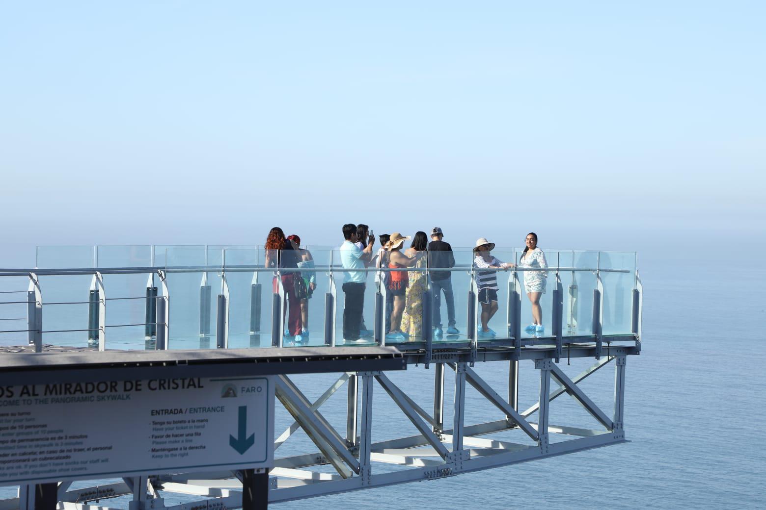 $!Carnaval atrae a cientos de visitantes al faro de Mazatlán