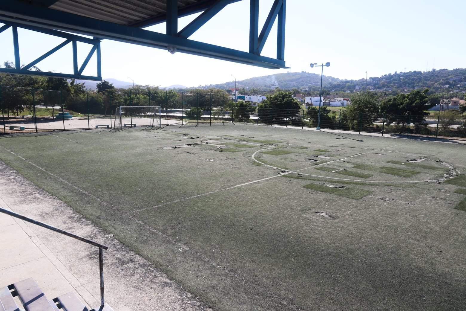 $!Rehabilitan el campo y parque deportivo en La Foresta; pero lluvia los deja encharcados