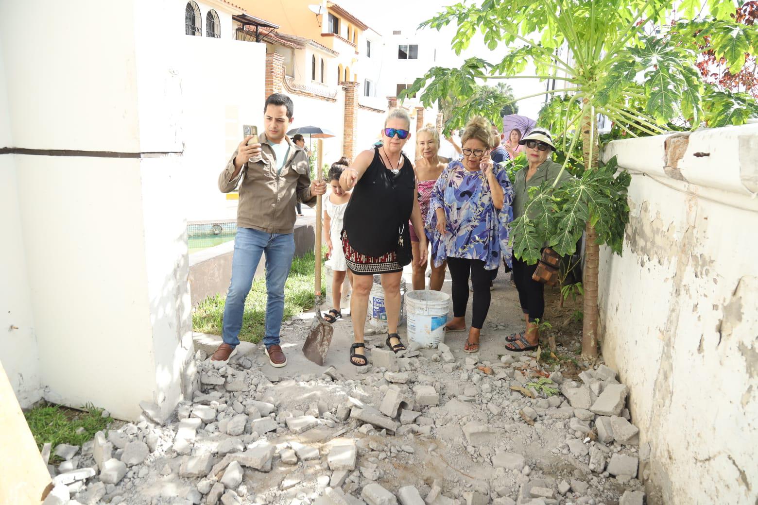 $!Vecinos de Sábalo Cerritos derrumban barda colocada por torre de condominios; piden se respete su derecho de acceso a la playa