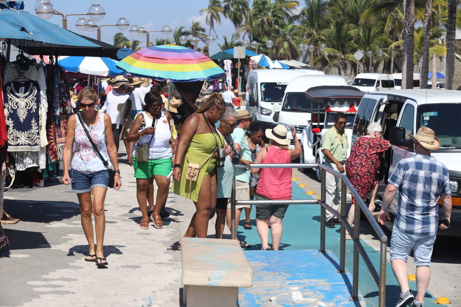 $!Por segundo día, llegan dos cruceros turísticos a Mazatlán, con 6 mil 478 pasajeros