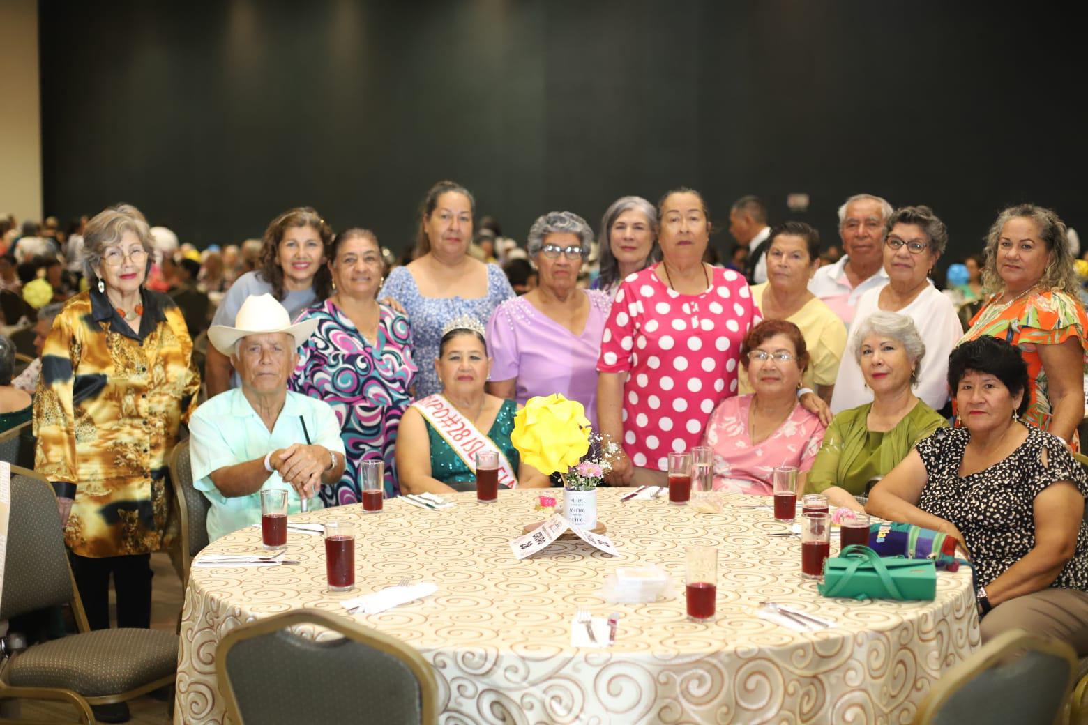 $!María del Carmen Benítez, Reyna del Grupo 28, entre integrantes de su grupo.