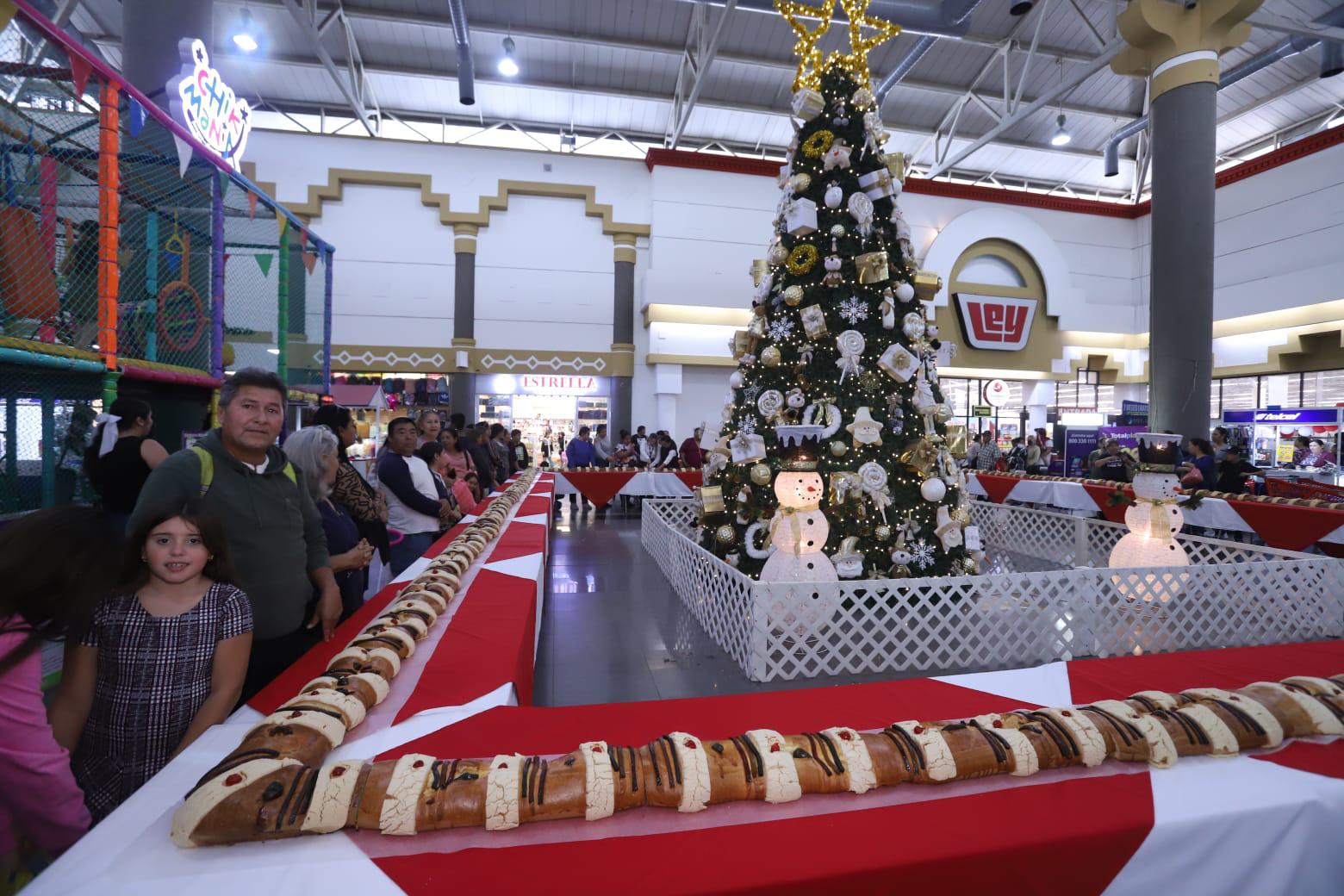 $!Casa Ley consiente a sus clientes con una gigante Rosca de Reyes