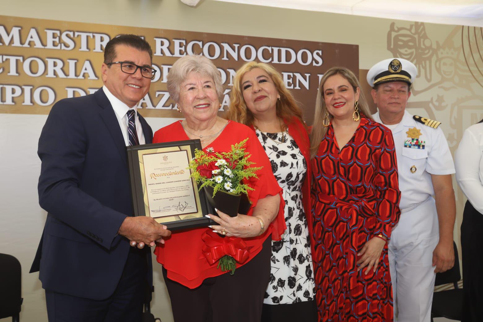 $!Inscriben el nombre de cuatro profesoras en el Monumento a los Maestros Distinguidos en Mazatlán