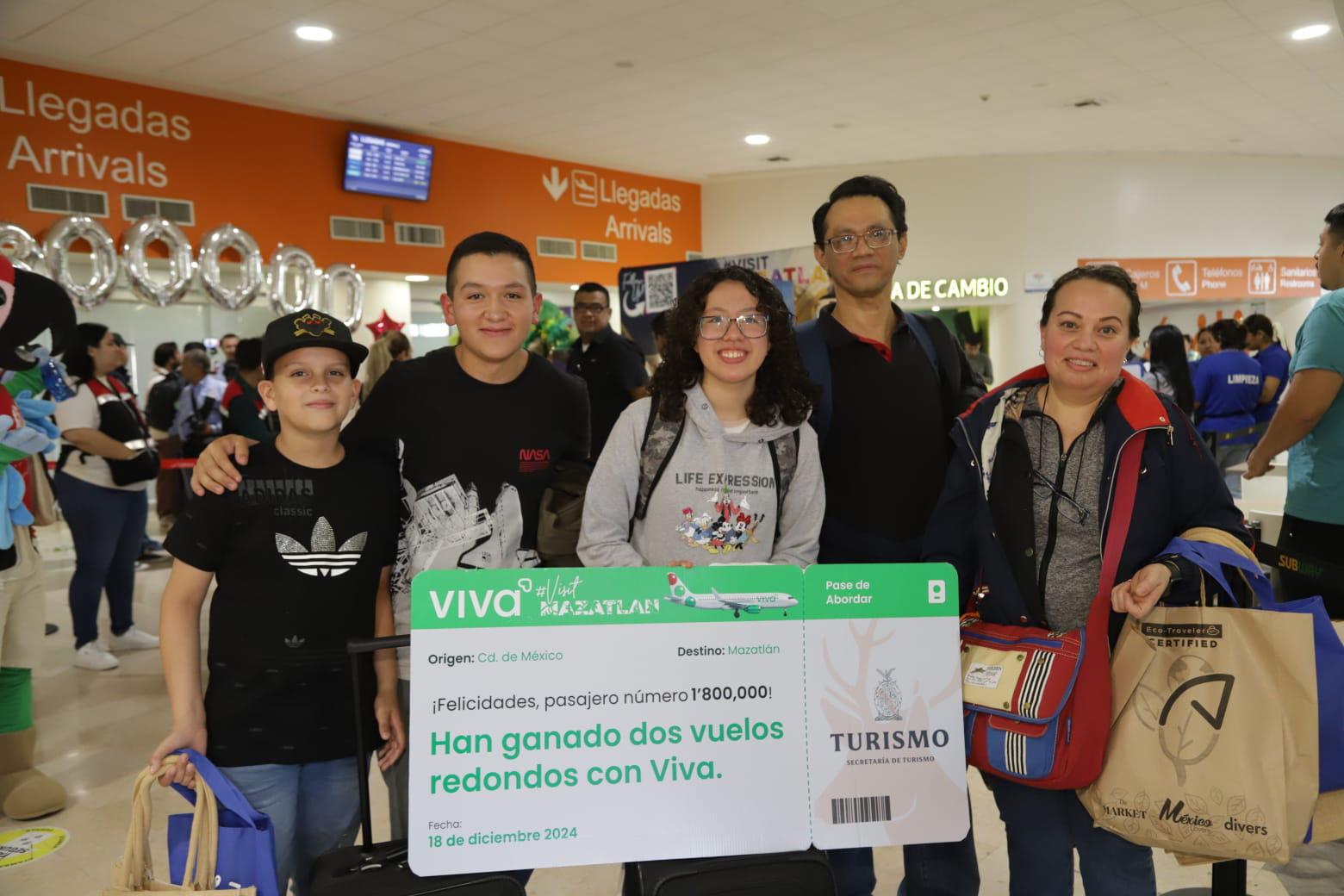 $!Con gran fiesta reciben en el Aeropuerto de Mazatlán a la pasajera 1 millón 800 mil