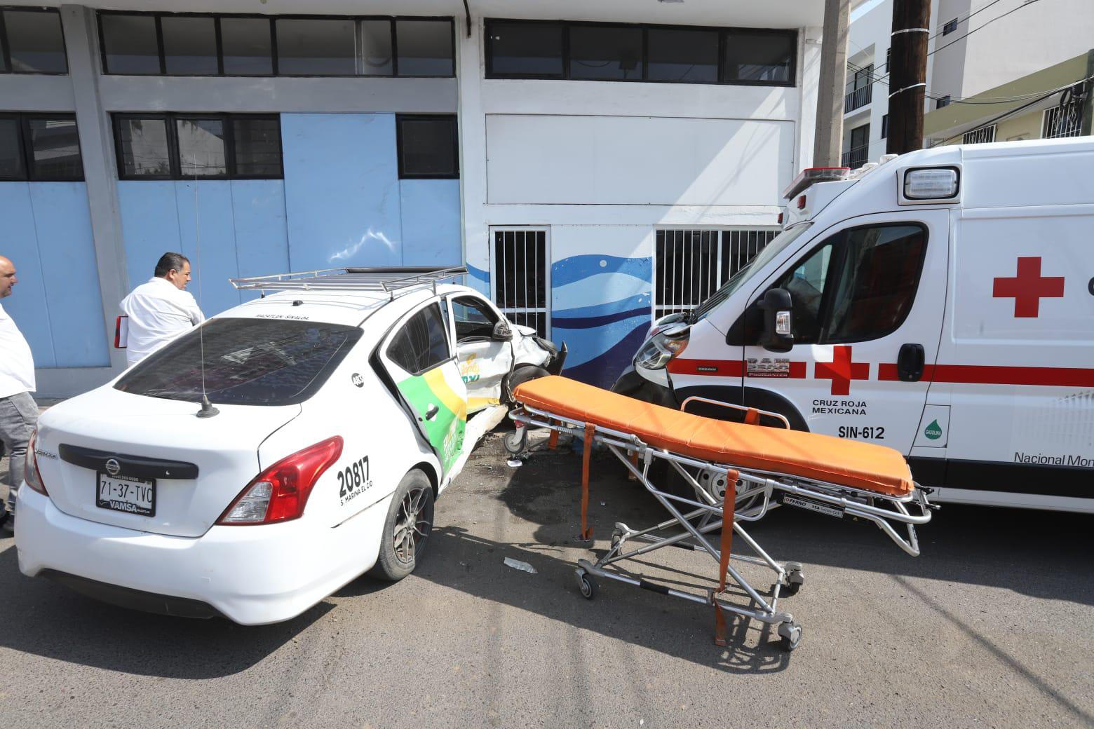 $!Fuga de gas genera explosión en restaurante del Cerro del Vigía; tras el llamado, ambulancia se impacta contra taxi