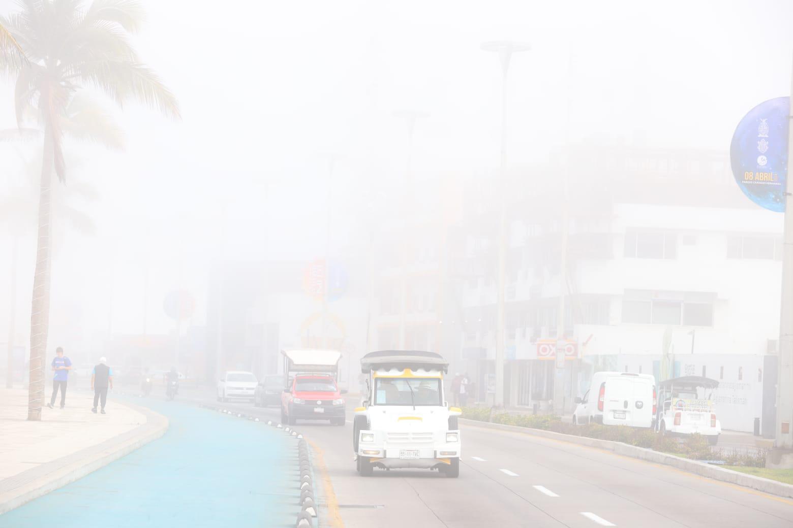 $!Amanece bahía de Mazatlán cubierta de niebla