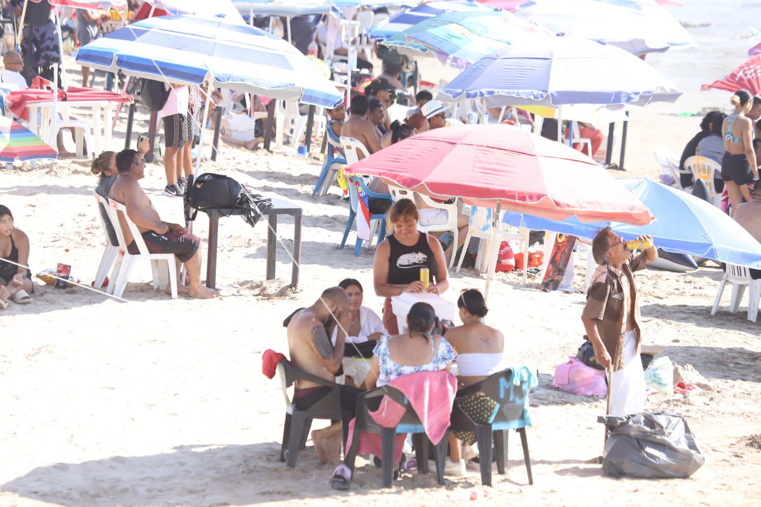 $!Registra Mazatlán playas llenas en el primer domingo del mes de agosto