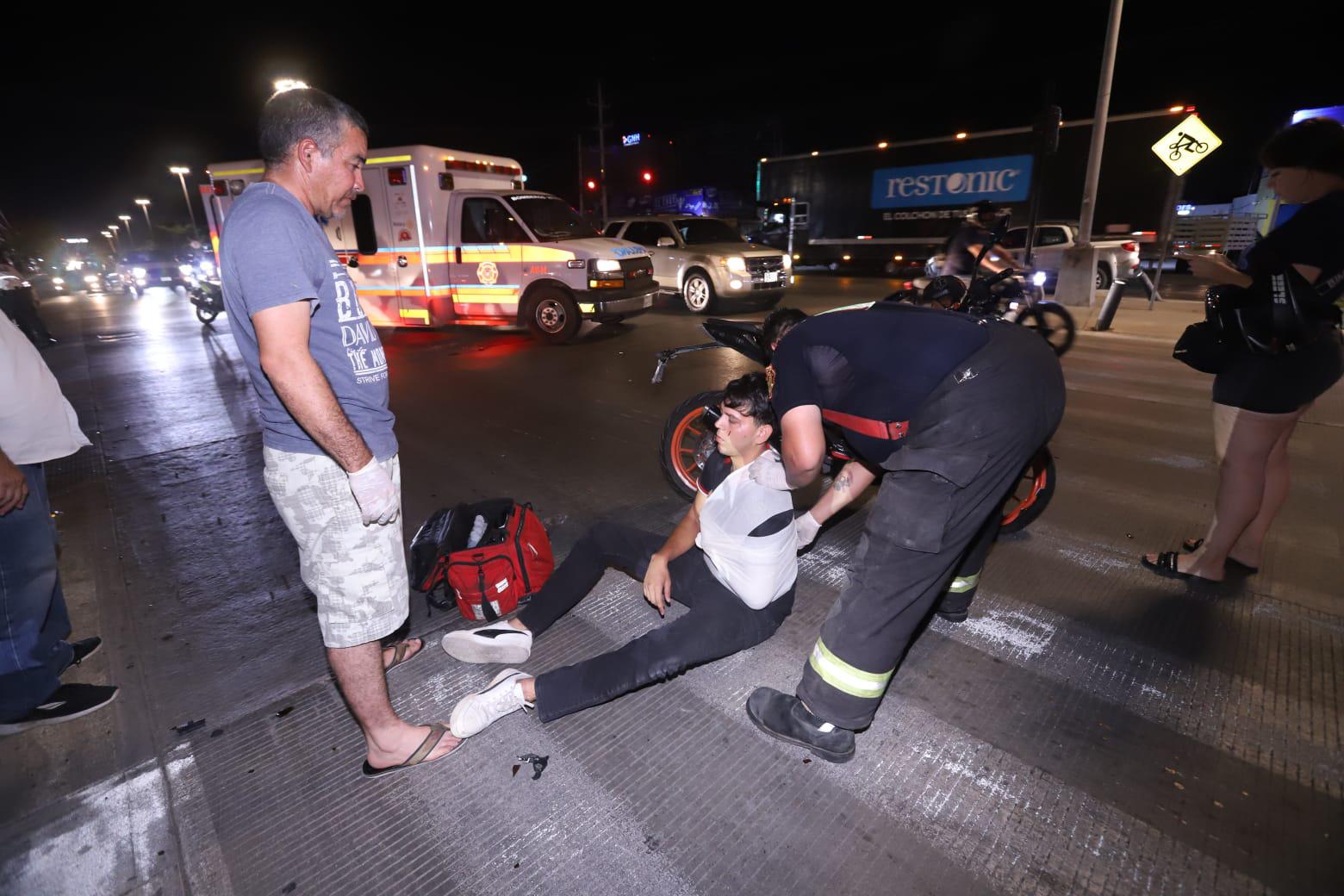 $!Choque de dos motos deja tres lesionados en Mazatlán