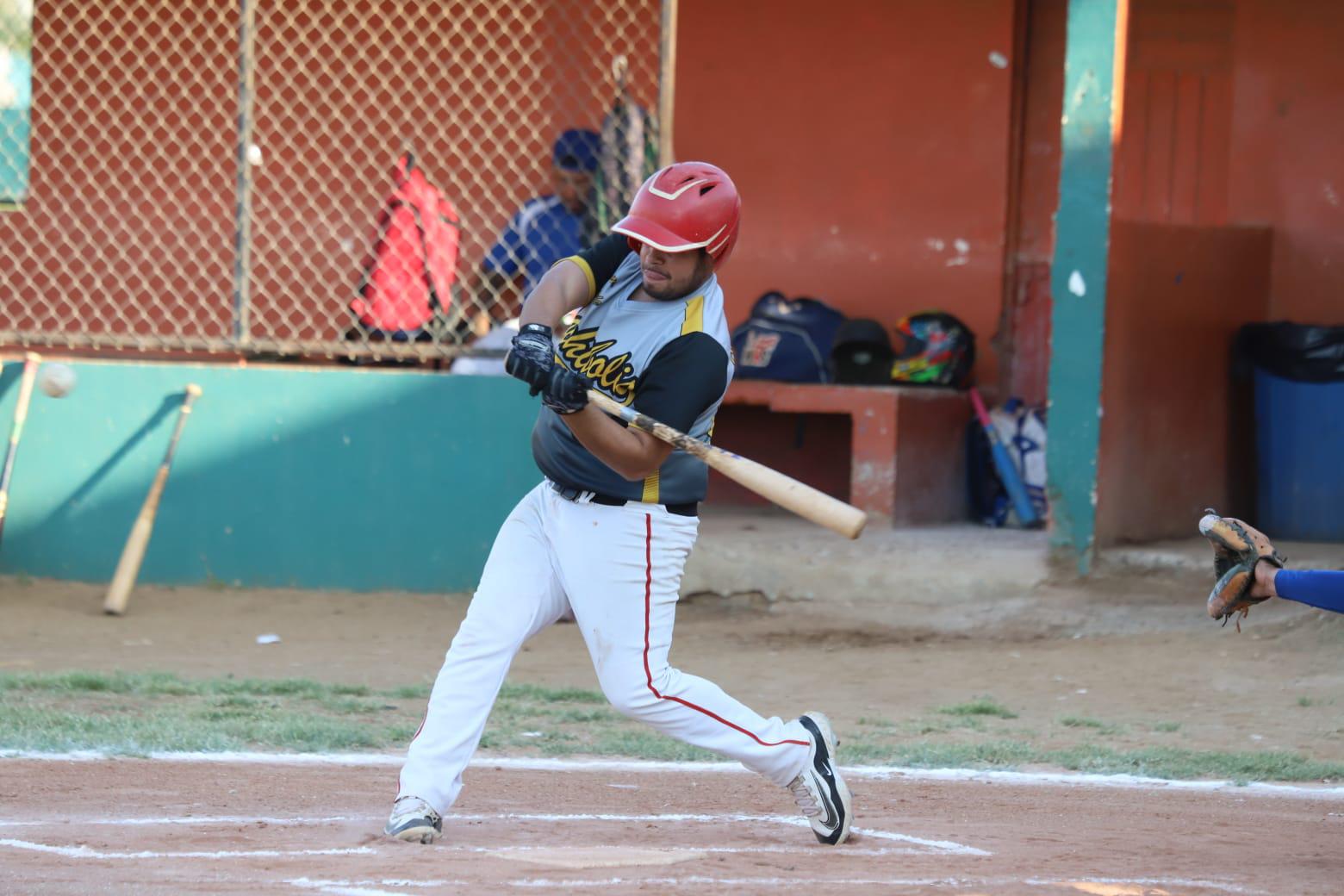 $!Familia Velarde empata semifinales de Liga de Beisbol Meseros