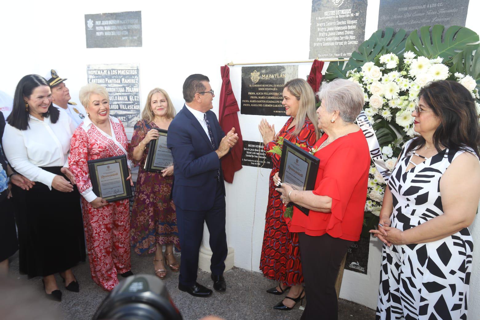 $!Inscriben el nombre de cuatro profesoras en el Monumento a los Maestros Distinguidos en Mazatlán