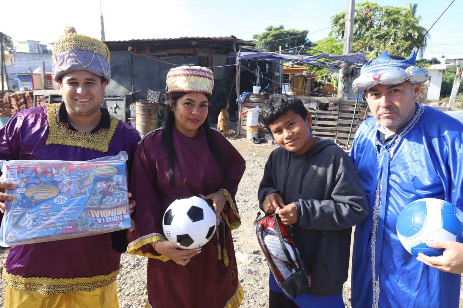 $!David ya podrá entrenar con los guantes que recibió de los Reyes Magos