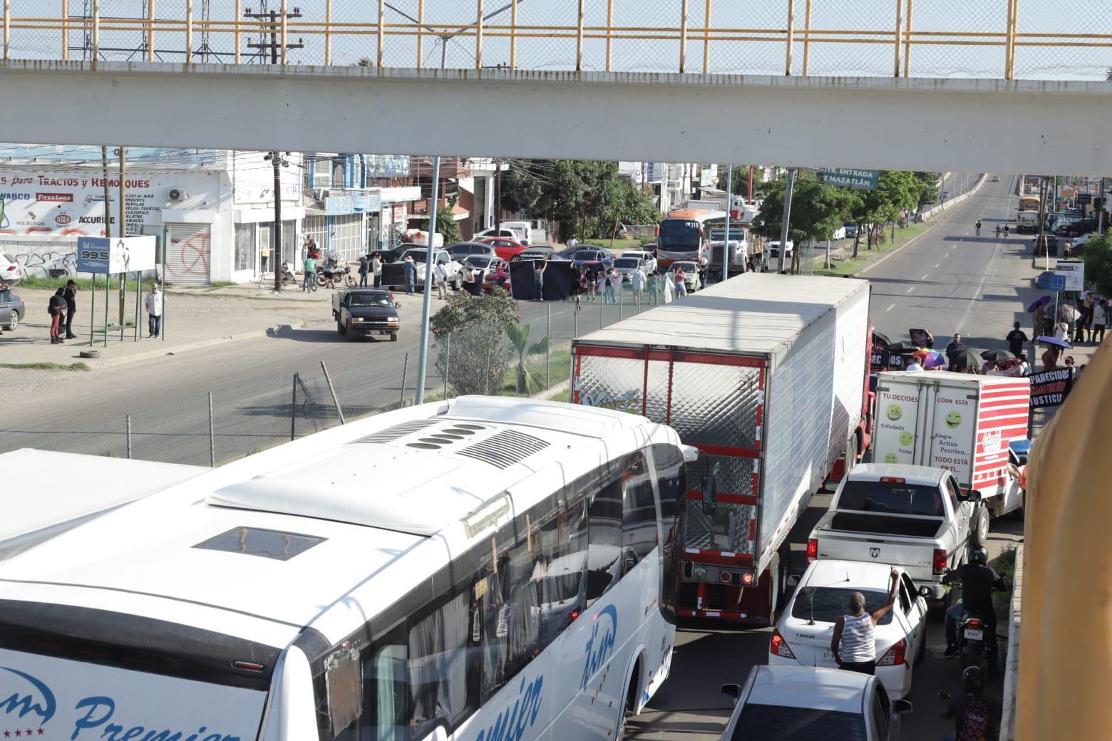 $!‘Estamos hartas’; gritan mamás de dos jóvenes desaparecidos en Mazatlán; bloquean ambos sentidos del Libramiento Colosio