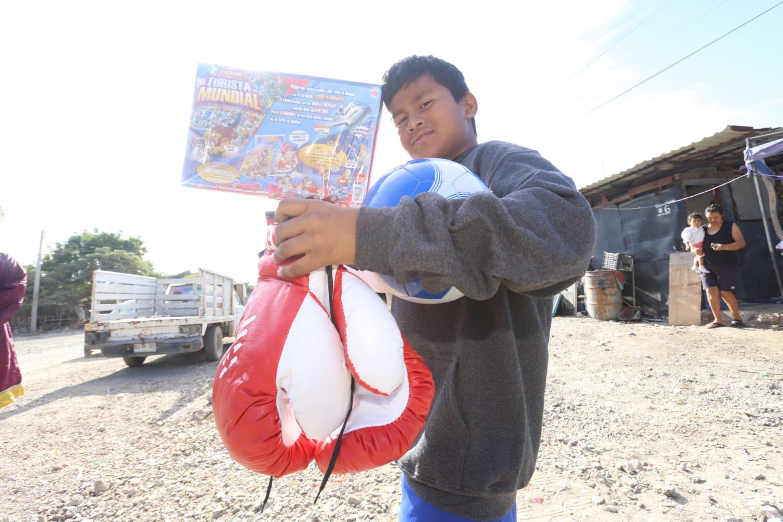 $!David ya podrá entrenar con los guantes que recibió de los Reyes Magos