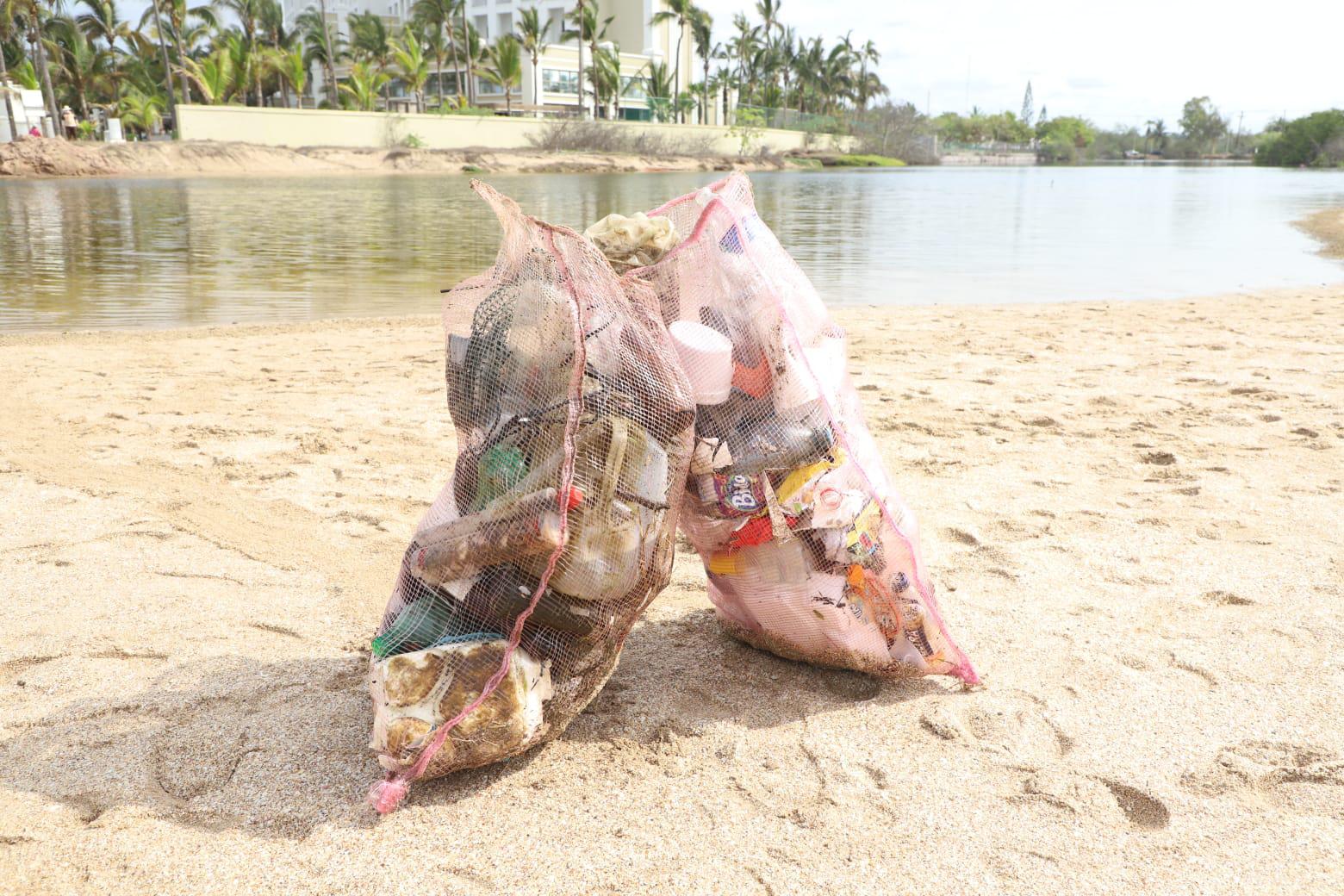 $!‘Héroes por el Océano’ limpian playa y Estero del Yugo, en Mazatlán