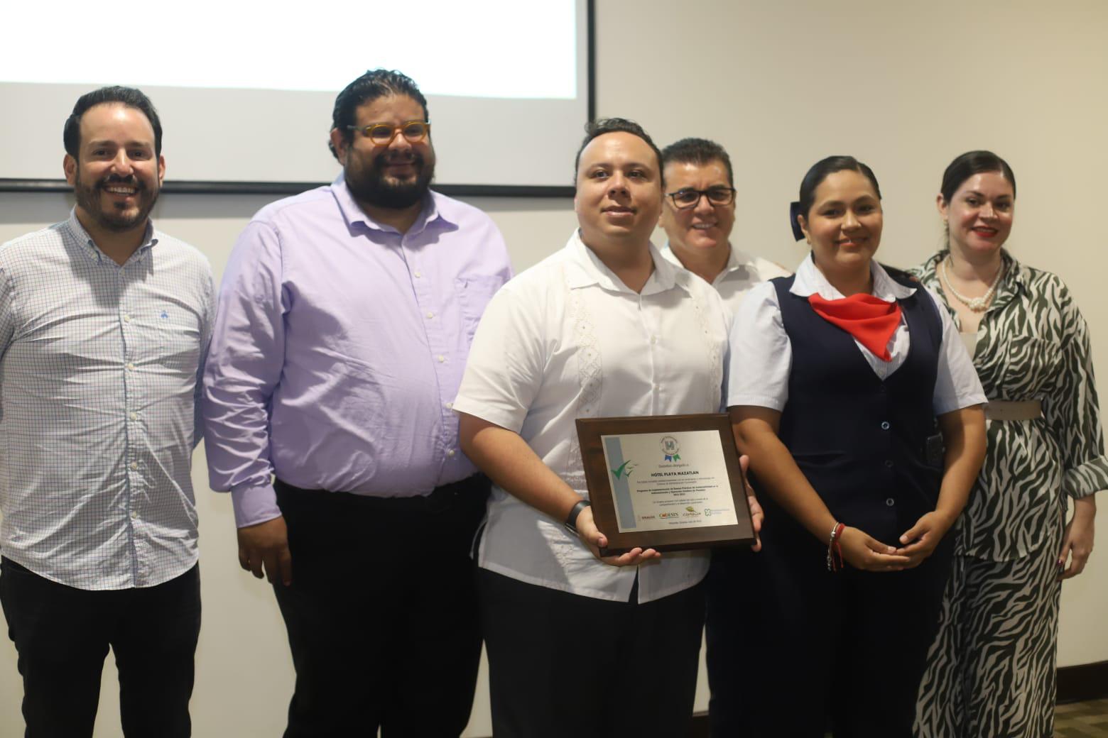 $!Playa Mazatlán recibió una de las distinciones.